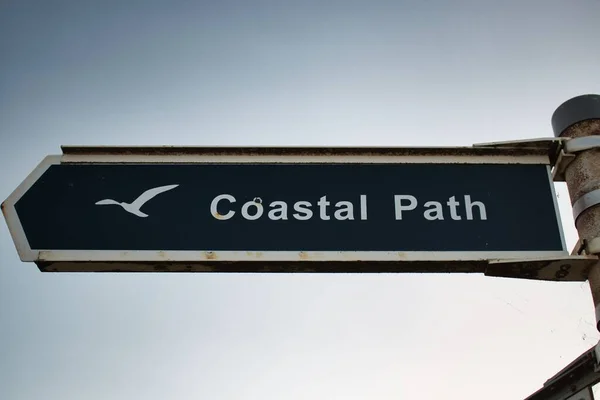 Nahaufnahme Eines Schildes Mit Der Aufschrift Küstenweg Und Eines Vogelsymbols — Stockfoto