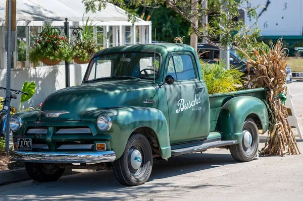 Μια Πράσινη Chevrolet Vintage 3100 Φορτηγό Τροφίμων Μια Έκθεση Αυτοκινήτων — Φωτογραφία Αρχείου