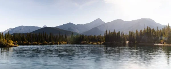 Красивий Пейзаж Озера Дерев Гірській Місцевості Сході Сонця — стокове фото