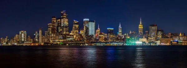 Панорамный Вид Манхэттен Нью Йорка Освещаемый Огнями — стоковое фото