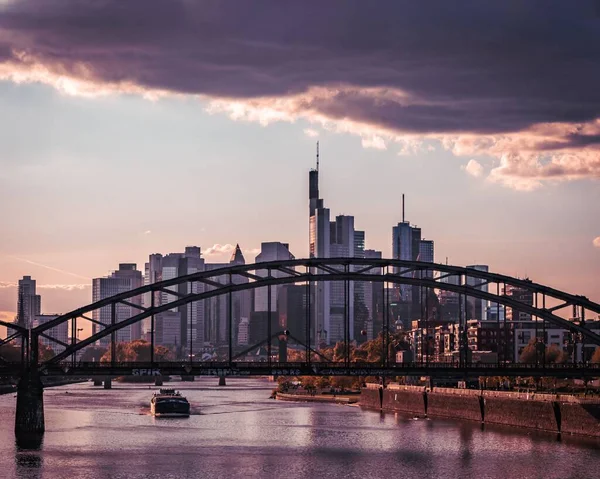 Frankfurt Almanya Maine Nehri Üzerindeki Güzel Gökdelenler Köprü Manzarası — Stok fotoğraf