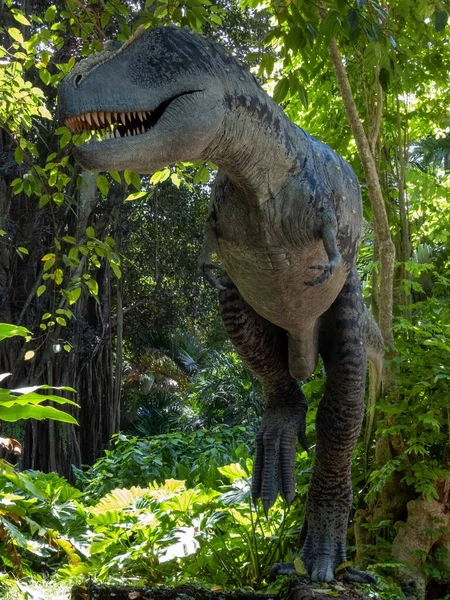 Una Hermosa Foto Una Estatua Dinosaurio — Foto de Stock