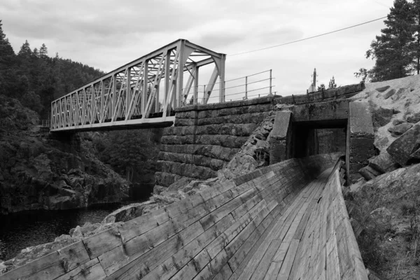 Вид Мост Через Реку Серой Гамме — стоковое фото