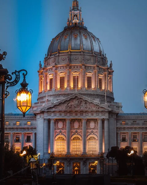 Eine Vertikale Aufnahme Des San Francisco City Hall Bei Nacht — Stockfoto