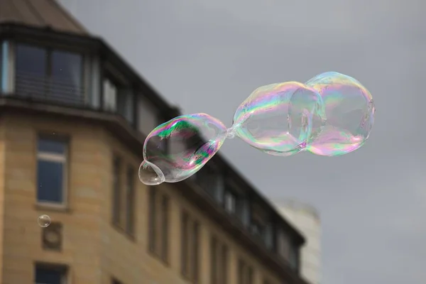 Selektivní Záběr Mýdlové Bubliny Létající Městě — Stock fotografie