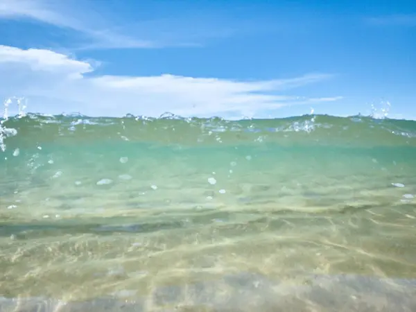 Bir Kıyı Şeridinde Yakalanan Temiz Suya Yakın Çekim — Stok fotoğraf