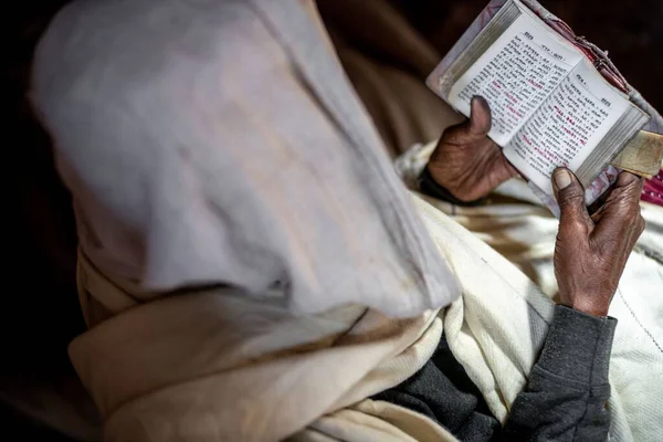 聖書を読む古い正統派のカトリックエチオピアの女性 — ストック写真