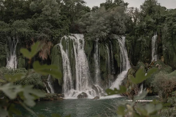 木々に囲まれたクルスヌルの滝の風景 — ストック写真