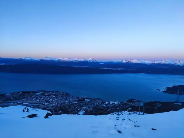 Een Schilderachtig Landschap Van Bevroren Zee Omringd Door Bergtoppen Een — Stockfoto
