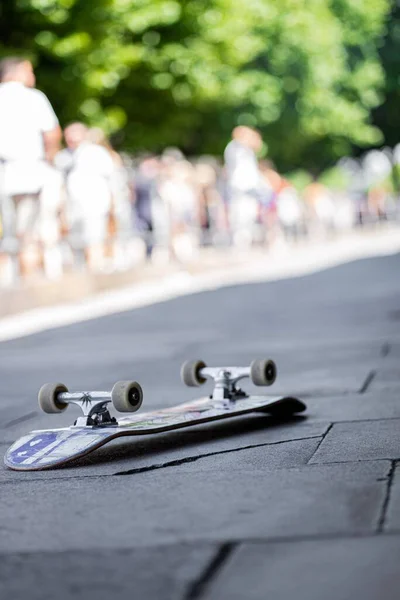 Μια Κάθετη Λήψη Ενός Skate Στο Δρόμο Ανθρώπους Στο Παρασκήνιο — Φωτογραφία Αρχείου