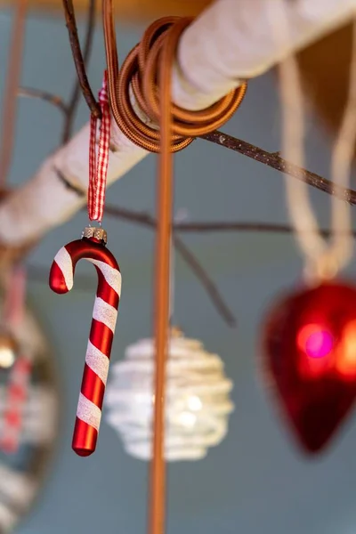 Eine Vertikale Nahaufnahme Von Festlichen Roten Weihnachtsschmuck Und Dekorationen — Stockfoto