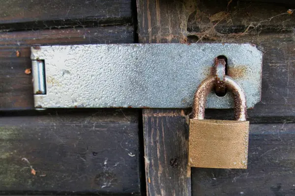 古い木製のドアに金属南京錠のクローズアップショット — ストック写真