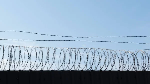 Barbed Wire Fence Sky Background — Stock Photo, Image