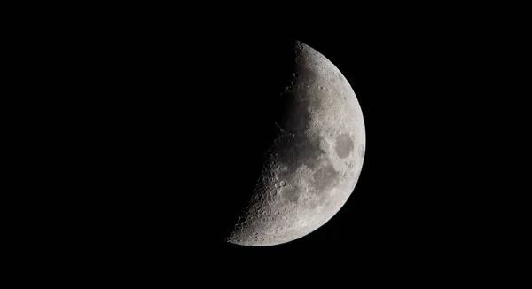 在黑暗的背景下 令人叹为观止的半月形景象 — 图库照片