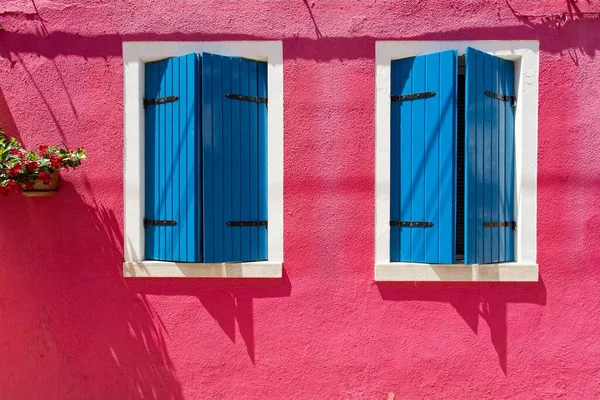 Ett Rosa Hus Med Öppna Träfönster Burano Italien — Stockfoto