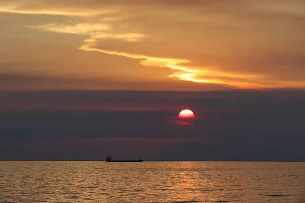 Корабель Відкритому Морі Мальовничому Заході Сонця Трієсті Італія — стокове фото