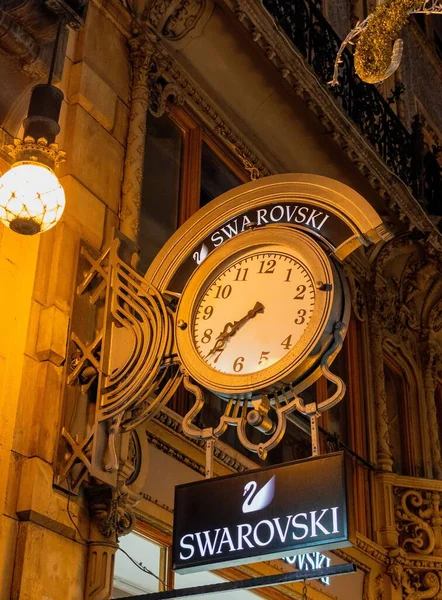 ブダペストの店の前にあるスワロフスキーのジュエリーロゴを時計の角度の低い夜のショット — ストック写真