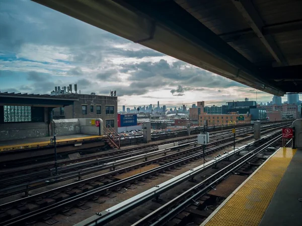 Tom Järnvägsstation Och New York City Arkitekturer Bakgrunden Med Molnig — Stockfoto