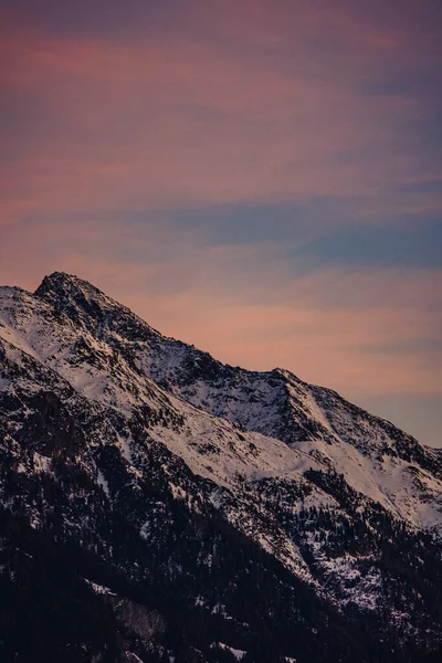 Ένα Χιονισμένο Βουνό Στο Ηλιοβασίλεμα — Φωτογραφία Αρχείου