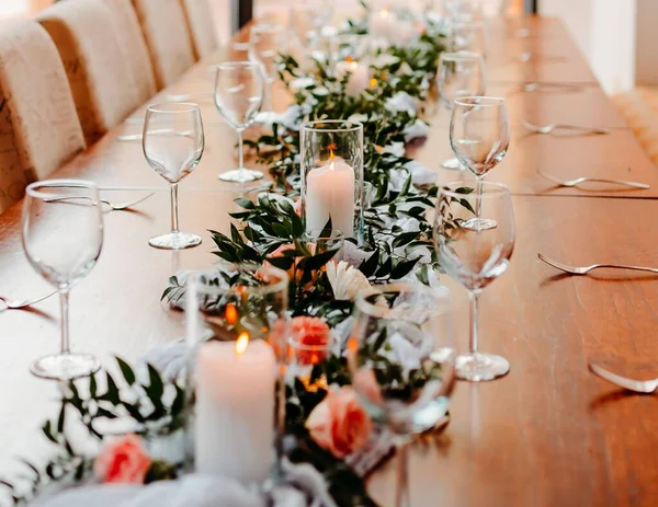 結婚式のために用意されたキャンドルや花束で飾られたテーブル — ストック写真