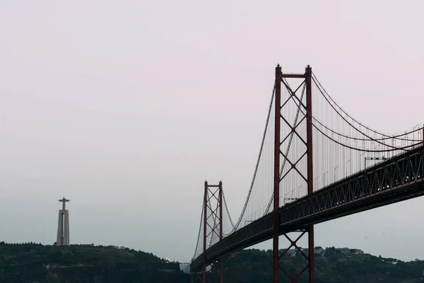 Мост Abril Соединяющий Лиссабон Муниципалитетом Алмада Португалии — стоковое фото