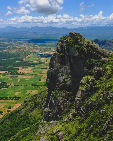 Tiro Vertical Pico Rochoso Uma Montanha Grande Com Campo Largo — Fotografia de Stock