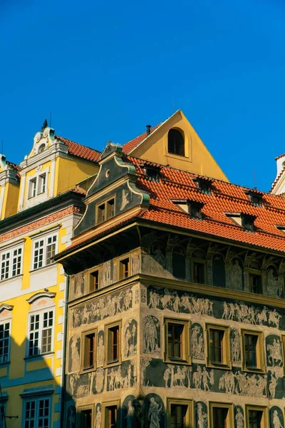 在布拉格蓝天的映衬下 一幅幅五彩斑斓的建筑的垂直照片 — 图库照片