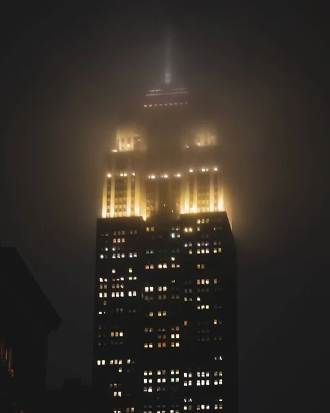 雾蒙蒙的夜晚 纽约帝国大厦的近景 — 图库照片