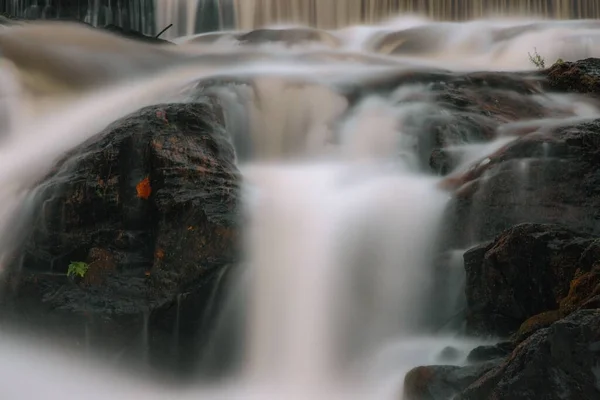 Eine Langzeitbelichtungsaufnahme Eines Wasserfalls Der Tagsüber Die Großen Felsen Hinunterfällt — Stockfoto