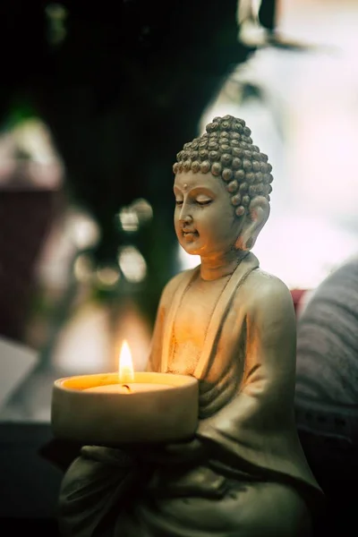 Μια Κάθετη Λήψη Του Αγάλματος Του Βούδα Κρατώντας Ένα Κερί — Φωτογραφία Αρχείου