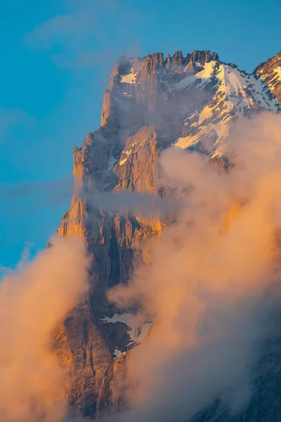 Велика Гора Вкрита Снігом Хмарами — стокове фото