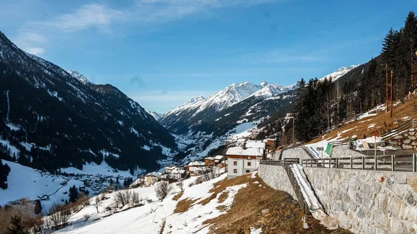 Prachtig Uitzicht Ischgl Oostenrijk Met Hutten Een Heuvel Omringd Door — Stockfoto
