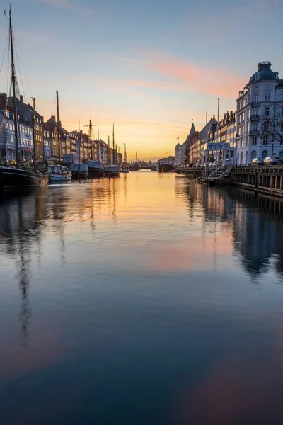 Die Gebäude Und Boote Nyhavn Gegen Den Malerischen Sonnenaufgang — Stockfoto