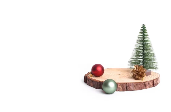 Χαριτωμένο Χριστουγεννιάτικα Δέντρα Και Μπάλες Ξύλινο Πίνακα Λευκό Φόντο Copyspace — Φωτογραφία Αρχείου