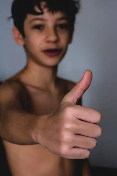 Ett Porträtt Rolig Och Glad Pojke Njuter Sitt Bad — Stockfoto