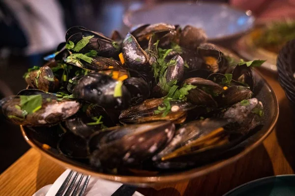 Tabakta pırasa ve safranla midyeler.