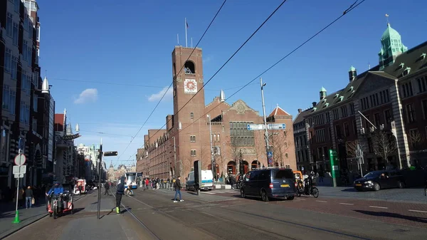 Widok Ulicy Beurs Van Berlage Centrum Amsterdamu Ludźmi Cieszącymi Się — Zdjęcie stockowe