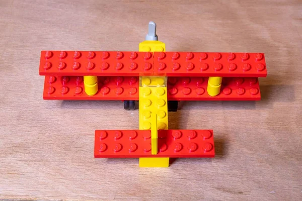 Nahaufnahme Eines Lego 613 Doppeldecker Auf Einer Hölzernen Fläche — Stockfoto