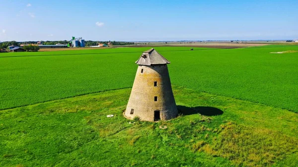 西伯利亚梅伦奇 一座古老的石制风车矗立在一片常绿的田野中央 美丽的风景 — 图库照片