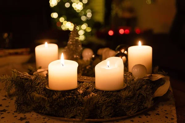 Primer Plano Cuatro Velas Encendidas Una Mesa Madera Con Árbol — Foto de Stock