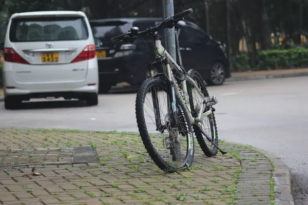Ένα Ποδήλατο Παρκαρισμένο Στο Δρόμο — Φωτογραφία Αρχείου