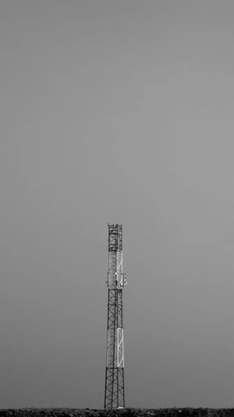 Una Toma Escala Grises Una Torre Celular — Foto de Stock