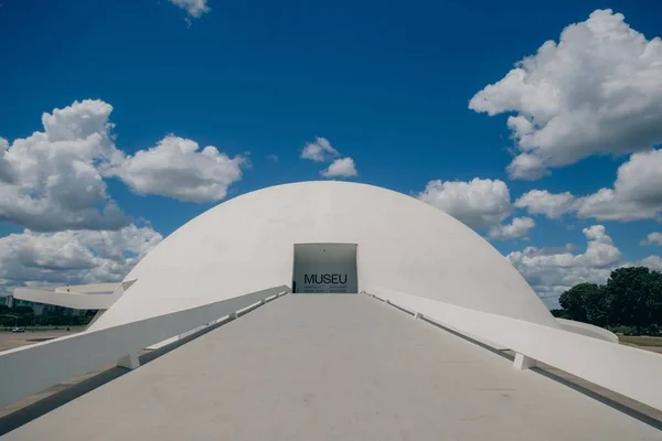Фасад Национального Музея Республики Голубое Облачное Небо Бразилии Бразилия — стоковое фото