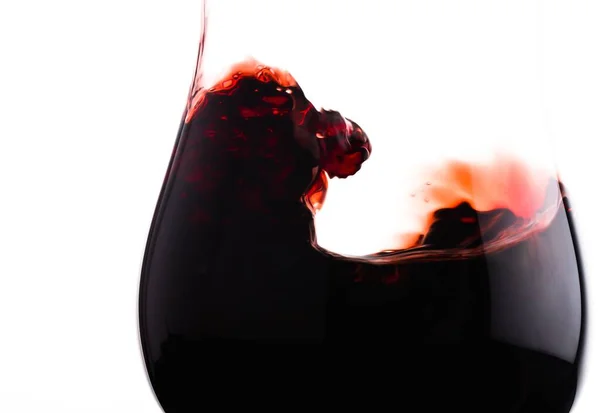 Ένα Κοντινό Πλάνο Κόκκινου Κρασιού Στο Διάφανο Ποτήρι Πάνω Στο — Φωτογραφία Αρχείου