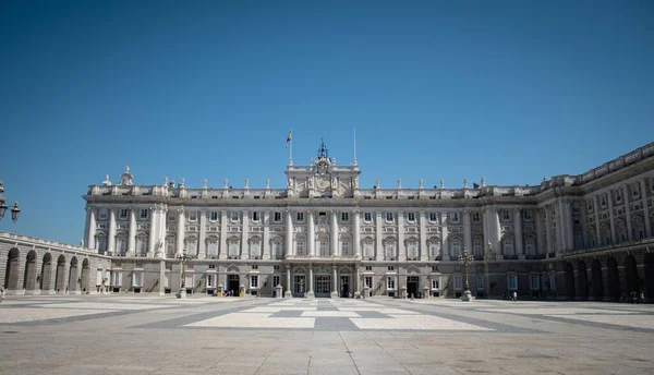 Madrid Kraliyet Sarayı Nın Mavi Gökyüzünün Altındaki Meydanın Cephesi — Stok fotoğraf
