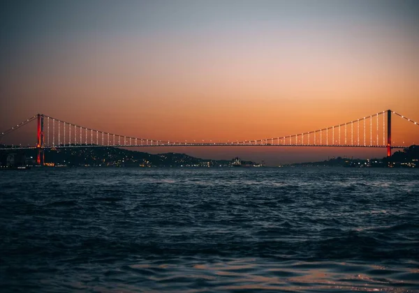 Une Vue Panoramique Pont Bosphore Illuminé Coucher Soleil Istanbul Turquie — Photo