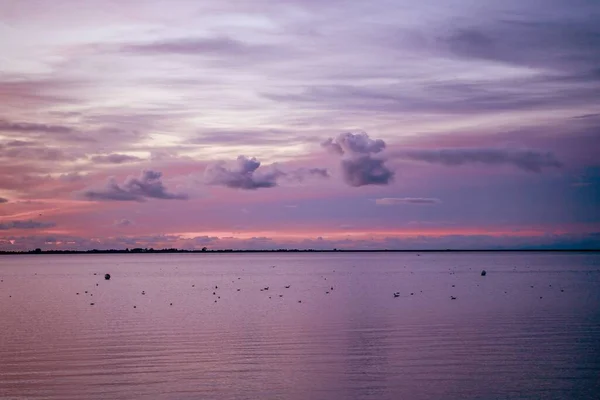 Μια Γραφική Θέα Ενός Όμορφου Ηλιοβασιλέματος Πάνω Από Τον Ωκεανό — Φωτογραφία Αρχείου