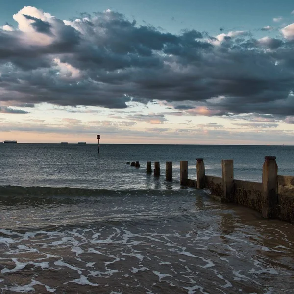 英国怀特岛 带防波堤的波涛汹涌的海面上 笼罩着乌云 — 图库照片