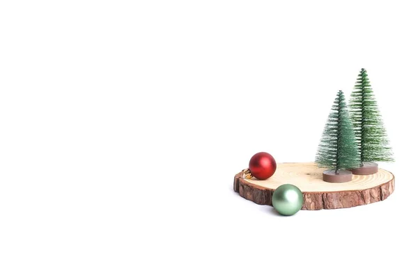 在白色背景的木板上 用彩色空间装饰圣诞树和球 — 图库照片