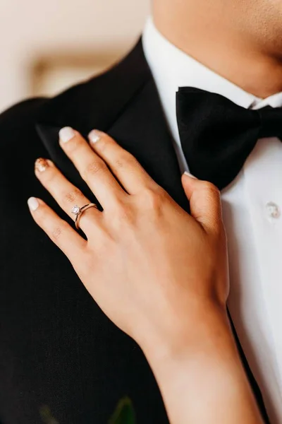 Вертикальный Снимок Руки Невесты Обручальным Кольцом Держащим Мужа День Свадьбы — стоковое фото